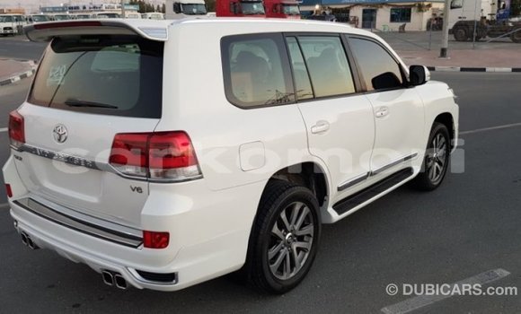 Acheter Import Voiture Toyota Land Cruiser Blanc à Import - Dubai, Grande Comore Acheter Import Voiture Toyota Land Cruiser Blanc à Import - Dubai, Grande Comore