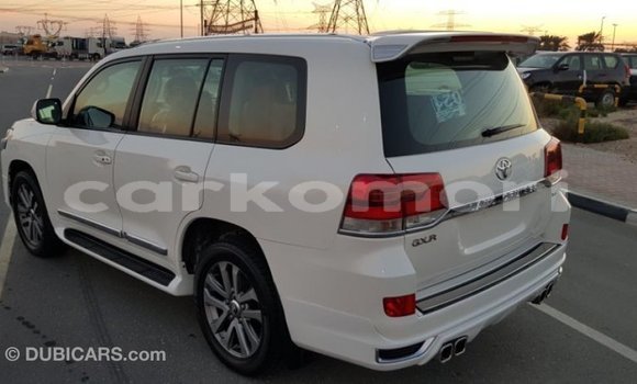 Acheter Import Voiture Toyota Land Cruiser Blanc à Import - Dubai, Grande Comore Acheter Import Voiture Toyota Land Cruiser Blanc à Import - Dubai, Grande Comore