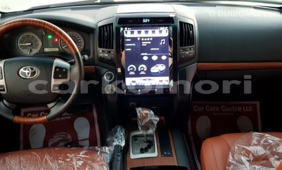 Acheter Import Voiture Toyota Land Cruiser Blanc à Import - Dubai, Grande Comore Acheter Import Voiture Toyota Land Cruiser Blanc à Import - Dubai, Grande Comore