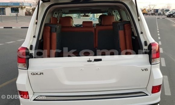 Acheter Import Voiture Toyota Land Cruiser Blanc à Import - Dubai, Grande Comore Acheter Import Voiture Toyota Land Cruiser Blanc à Import - Dubai, Grande Comore