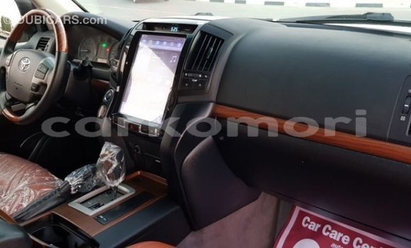 Acheter Import Voiture Toyota Land Cruiser Blanc à Import - Dubai, Grande Comore Acheter Import Voiture Toyota Land Cruiser Blanc à Import - Dubai, Grande Comore