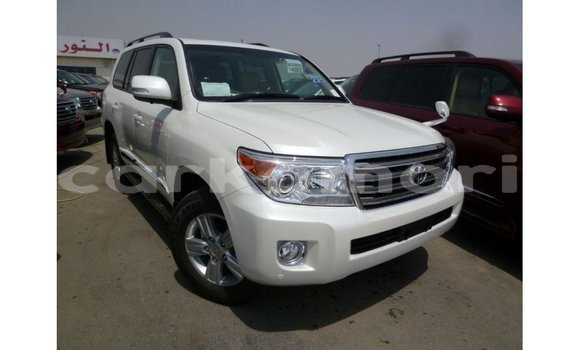 Acheter Import Voiture Toyota Land Cruiser Blanc à Import - Dubai, Grande Comore Acheter Import Voiture Toyota Land Cruiser Blanc à Import - Dubai, Grande Comore