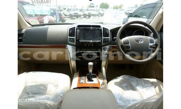 Acheter Import Voiture Toyota Land Cruiser Blanc à Import - Dubai, Grande Comore Acheter Import Voiture Toyota Land Cruiser Blanc à Import - Dubai, Grande Comore