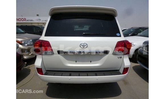Acheter Import Voiture Toyota Land Cruiser Blanc à Import - Dubai, Grande Comore Acheter Import Voiture Toyota Land Cruiser Blanc à Import - Dubai, Grande Comore