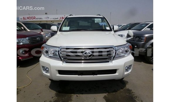 Acheter Import Voiture Toyota Land Cruiser Blanc à Import - Dubai, Grande Comore Acheter Import Voiture Toyota Land Cruiser Blanc à Import - Dubai, Grande Comore