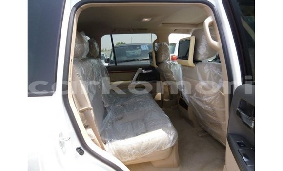 Acheter Import Voiture Toyota Land Cruiser Blanc à Import - Dubai, Grande Comore Acheter Import Voiture Toyota Land Cruiser Blanc à Import - Dubai, Grande Comore