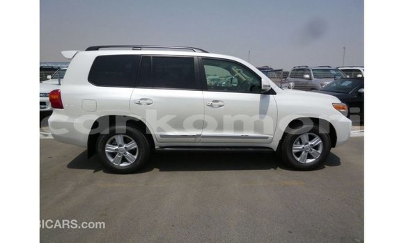 Acheter Import Voiture Toyota Land Cruiser Blanc à Import - Dubai, Grande Comore Acheter Import Voiture Toyota Land Cruiser Blanc à Import - Dubai, Grande Comore