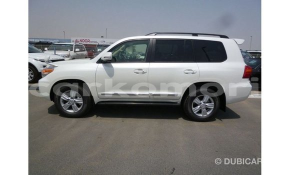Acheter Import Voiture Toyota Land Cruiser Blanc à Import - Dubai, Grande Comore Acheter Import Voiture Toyota Land Cruiser Blanc à Import - Dubai, Grande Comore