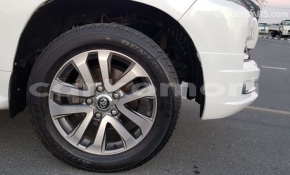 Acheter Import Voiture Toyota Land Cruiser Blanc à Import - Dubai, Grande Comore Acheter Import Voiture Toyota Land Cruiser Blanc à Import - Dubai, Grande Comore