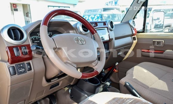 Acheter Import Voiture Toyota Land Cruiser Beige à Import - Dubai, Grande Comore Acheter Import Voiture Toyota Land Cruiser Beige à Import - Dubai, Grande Comore