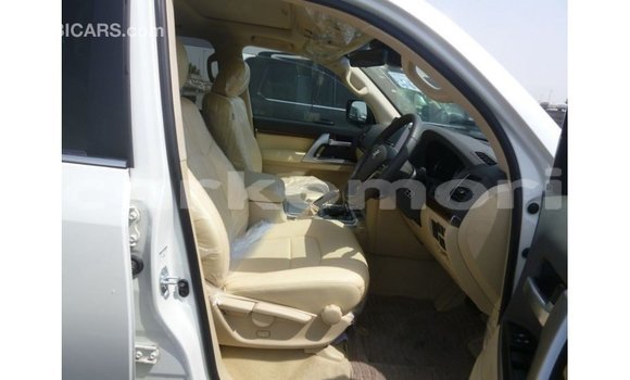 Buy Import Toyota Land Cruiser White Car in Import - Dubai in Great Comore Buy Import Toyota Land Cruiser White Car in Import - Dubai in Great Comore