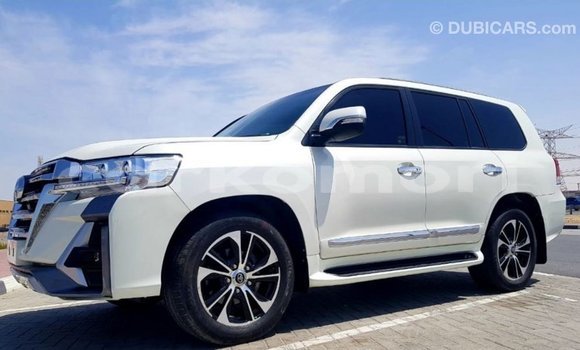 Acheter Import Voiture Toyota Land Cruiser Blanc à Import - Dubai, Grande Comore Acheter Import Voiture Toyota Land Cruiser Blanc à Import - Dubai, Grande Comore