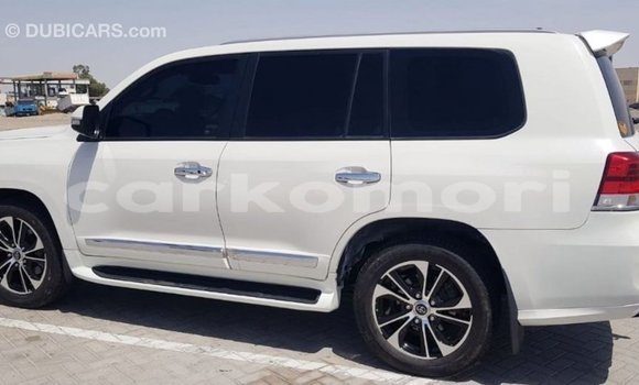 Acheter Import Voiture Toyota Land Cruiser Blanc à Import - Dubai, Grande Comore Acheter Import Voiture Toyota Land Cruiser Blanc à Import - Dubai, Grande Comore