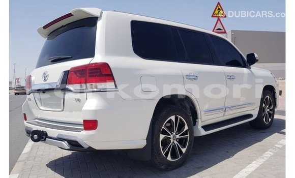 Acheter Import Voiture Toyota Land Cruiser Blanc à Import - Dubai, Grande Comore Acheter Import Voiture Toyota Land Cruiser Blanc à Import - Dubai, Grande Comore