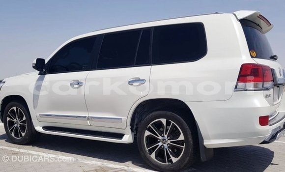 Acheter Import Voiture Toyota Land Cruiser Blanc à Import - Dubai, Grande Comore Acheter Import Voiture Toyota Land Cruiser Blanc à Import - Dubai, Grande Comore