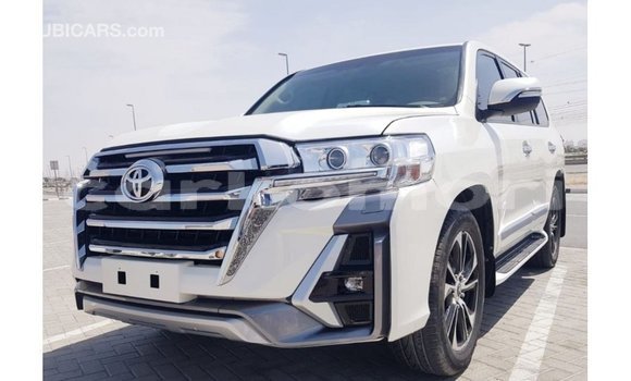 Acheter Import Voiture Toyota Land Cruiser Blanc à Import - Dubai, Grande Comore Acheter Import Voiture Toyota Land Cruiser Blanc à Import - Dubai, Grande Comore