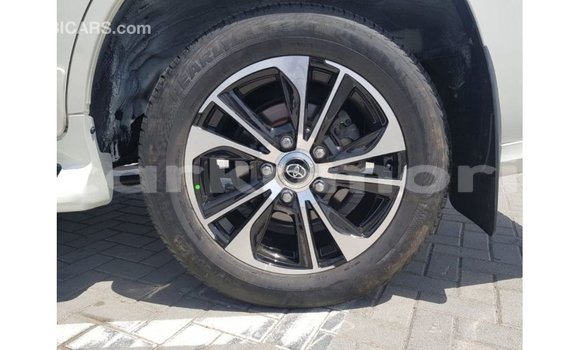 Acheter Import Voiture Toyota Land Cruiser Blanc à Import - Dubai, Grande Comore Acheter Import Voiture Toyota Land Cruiser Blanc à Import - Dubai, Grande Comore