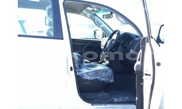 Buy Import Toyota Land Cruiser White Car in Import - Dubai in Great Comore Buy Import Toyota Land Cruiser White Car in Import - Dubai in Great Comore