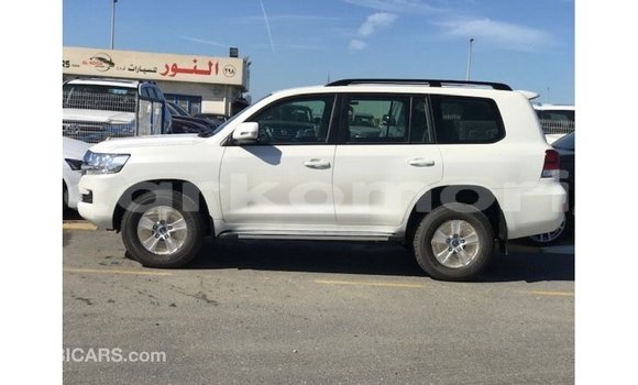 Buy Import Toyota Land Cruiser White Car in Import - Dubai in Great Comore Buy Import Toyota Land Cruiser White Car in Import - Dubai in Great Comore