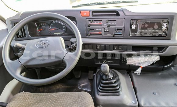 Acheter Import Voiture Toyota Coaster Blanc à Import - Dubai, Grande Comore Acheter Import Voiture Toyota Coaster Blanc à Import - Dubai, Grande Comore