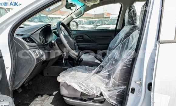 Acheter Import Voiture Mitsubishi L200 Blanc à Import - Dubai, Grande Comore Acheter Import Voiture Mitsubishi L200 Blanc à Import - Dubai, Grande Comore