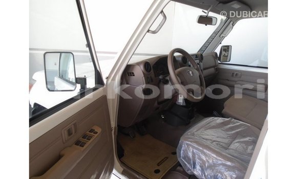 Buy Import Toyota Land Cruiser White Car in Import - Dubai in Great Comore Buy Import Toyota Land Cruiser White Car in Import - Dubai in Great Comore