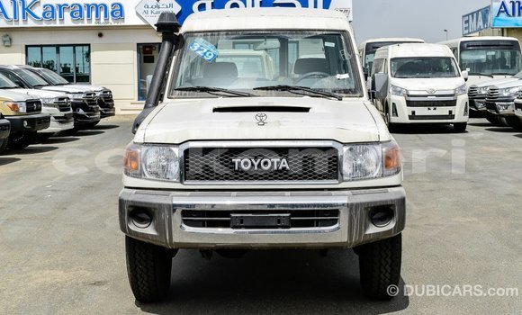 Acheter Import Voiture Toyota Land Cruiser Blanc à Import - Dubai, Grande Comore Acheter Import Voiture Toyota Land Cruiser Blanc à Import - Dubai, Grande Comore