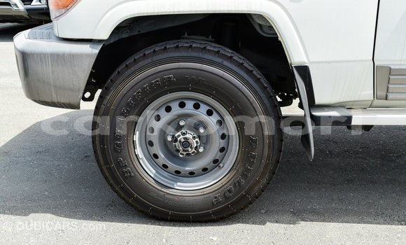 Acheter Import Voiture Toyota Land Cruiser Blanc à Import - Dubai, Grande Comore Acheter Import Voiture Toyota Land Cruiser Blanc à Import - Dubai, Grande Comore
