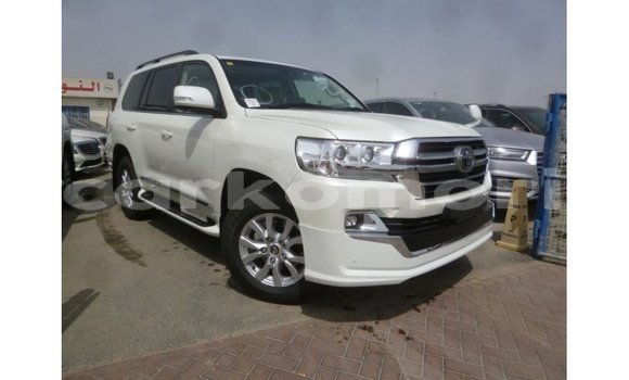 Acheter Import Voiture Toyota Land Cruiser Blanc à Import - Dubai, Grande Comore Acheter Import Voiture Toyota Land Cruiser Blanc à Import - Dubai, Grande Comore