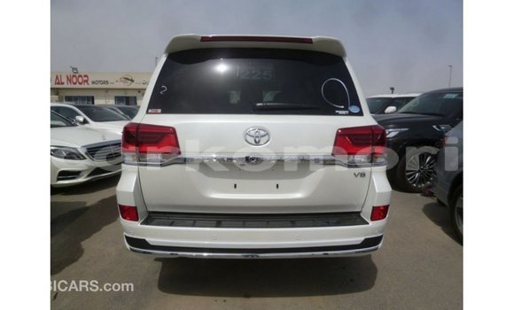 Acheter Import Voiture Toyota Land Cruiser Blanc à Import - Dubai, Grande Comore Acheter Import Voiture Toyota Land Cruiser Blanc à Import - Dubai, Grande Comore