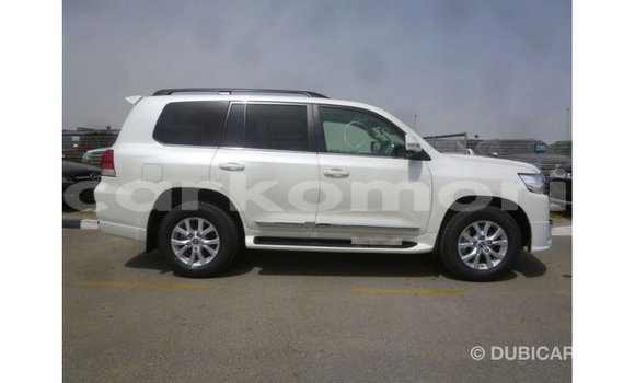 Acheter Import Voiture Toyota Land Cruiser Blanc à Import - Dubai, Grande Comore Acheter Import Voiture Toyota Land Cruiser Blanc à Import - Dubai, Grande Comore