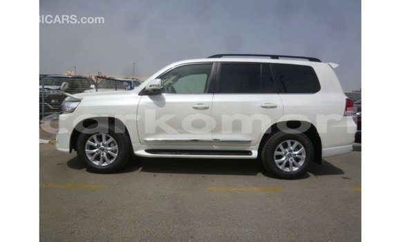Acheter Import Voiture Toyota Land Cruiser Blanc à Import - Dubai, Grande Comore Acheter Import Voiture Toyota Land Cruiser Blanc à Import - Dubai, Grande Comore