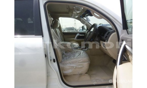 Acheter Import Voiture Toyota Land Cruiser Blanc à Import - Dubai, Grande Comore Acheter Import Voiture Toyota Land Cruiser Blanc à Import - Dubai, Grande Comore