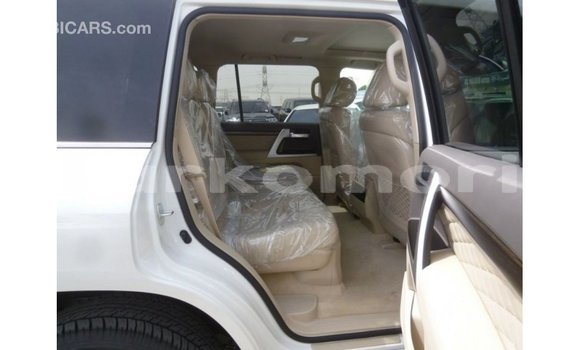 Acheter Import Voiture Toyota Land Cruiser Blanc à Import - Dubai, Grande Comore Acheter Import Voiture Toyota Land Cruiser Blanc à Import - Dubai, Grande Comore