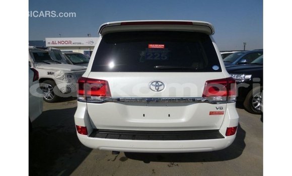Acheter Import Voiture Toyota Land Cruiser Blanc à Import - Dubai, Grande Comore Acheter Import Voiture Toyota Land Cruiser Blanc à Import - Dubai, Grande Comore