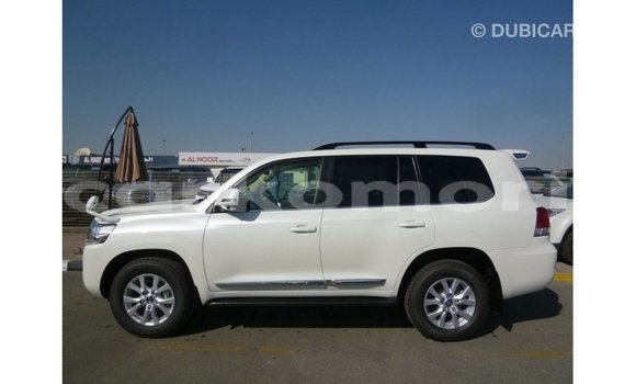 Acheter Import Voiture Toyota Land Cruiser Blanc à Import - Dubai, Grande Comore Acheter Import Voiture Toyota Land Cruiser Blanc à Import - Dubai, Grande Comore