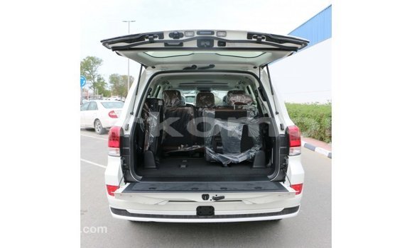 Buy Import Toyota Land Cruiser White Car in Import - Dubai in Great Comore Buy Import Toyota Land Cruiser White Car in Import - Dubai in Great Comore