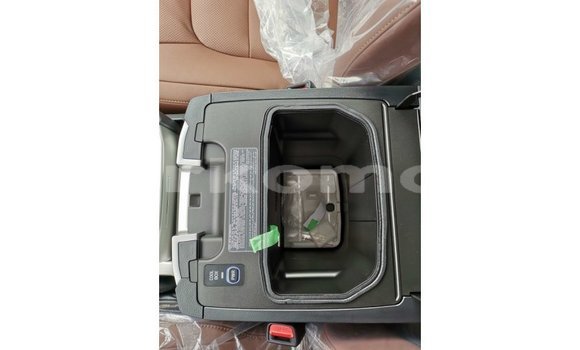 Buy Import Toyota Land Cruiser White Car in Import - Dubai in Great Comore Buy Import Toyota Land Cruiser White Car in Import - Dubai in Great Comore