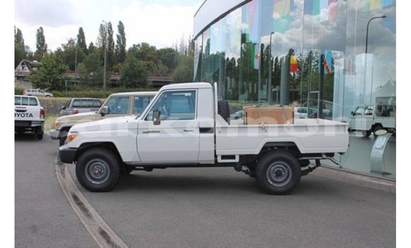 Acheter Import Voiture Toyota Land Cruiser Blanc à Import - Dubai, Grande Comore Acheter Import Voiture Toyota Land Cruiser Blanc à Import - Dubai, Grande Comore