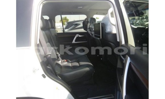 Buy Import Toyota Land Cruiser White Car in Import - Dubai in Great Comore Buy Import Toyota Land Cruiser White Car in Import - Dubai in Great Comore
