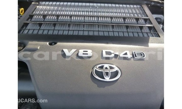Buy Import Toyota Land Cruiser White Car in Import - Dubai in Great Comore Buy Import Toyota Land Cruiser White Car in Import - Dubai in Great Comore