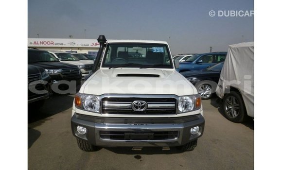 Acheter Import Voiture Toyota Land Cruiser Blanc à Import - Dubai, Grande Comore Acheter Import Voiture Toyota Land Cruiser Blanc à Import - Dubai, Grande Comore