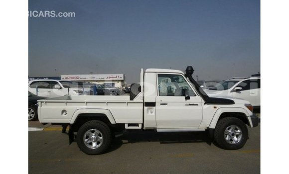 Acheter Import Voiture Toyota Land Cruiser Blanc à Import - Dubai, Grande Comore Acheter Import Voiture Toyota Land Cruiser Blanc à Import - Dubai, Grande Comore