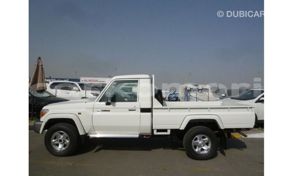 Acheter Import Voiture Toyota Land Cruiser Blanc à Import - Dubai, Grande Comore Acheter Import Voiture Toyota Land Cruiser Blanc à Import - Dubai, Grande Comore