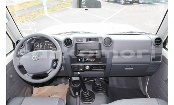 Acheter Import Voiture Toyota Land Cruiser Blanc à Import - Dubai, Grande Comore Acheter Import Voiture Toyota Land Cruiser Blanc à Import - Dubai, Grande Comore