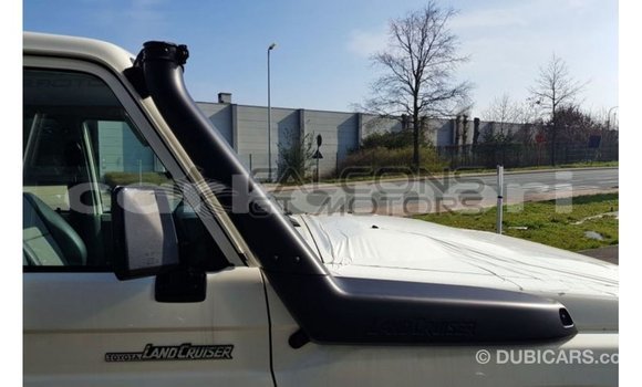 Acheter Import Voiture Toyota Land Cruiser Blanc à Import - Dubai, Grande Comore Acheter Import Voiture Toyota Land Cruiser Blanc à Import - Dubai, Grande Comore