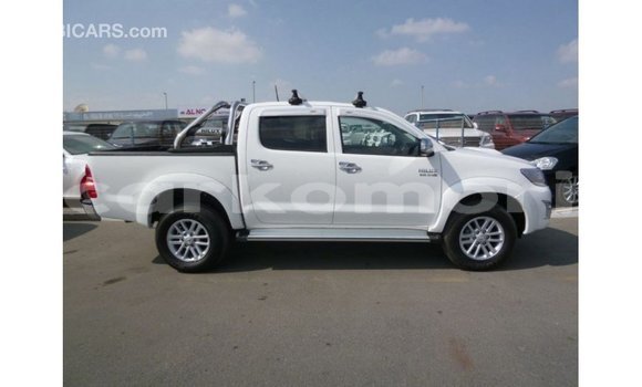Acheter Import Voiture Toyota Hilux Blanc à Import - Dubai, Grande Comore Acheter Import Voiture Toyota Hilux Blanc à Import - Dubai, Grande Comore