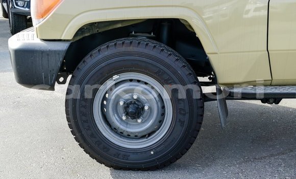 Acheter Import Voiture Toyota Land Cruiser Beige à Import - Dubai, Grande Comore Acheter Import Voiture Toyota Land Cruiser Beige à Import - Dubai, Grande Comore