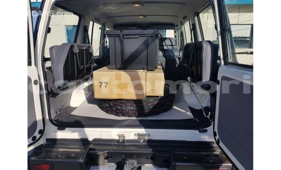 Acheter Import Voiture Toyota Land Cruiser Blanc à Import - Dubai, Grande Comore Acheter Import Voiture Toyota Land Cruiser Blanc à Import - Dubai, Grande Comore