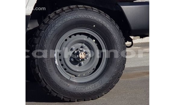Acheter Import Voiture Toyota Land Cruiser Blanc à Import - Dubai, Grande Comore Acheter Import Voiture Toyota Land Cruiser Blanc à Import - Dubai, Grande Comore
